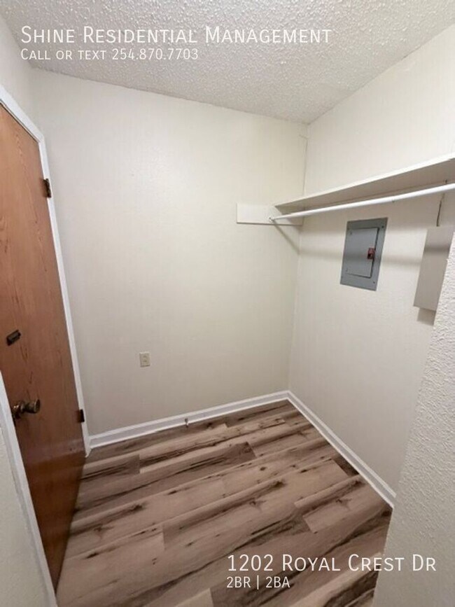Building Photo - 1202 Royal Crest Dr