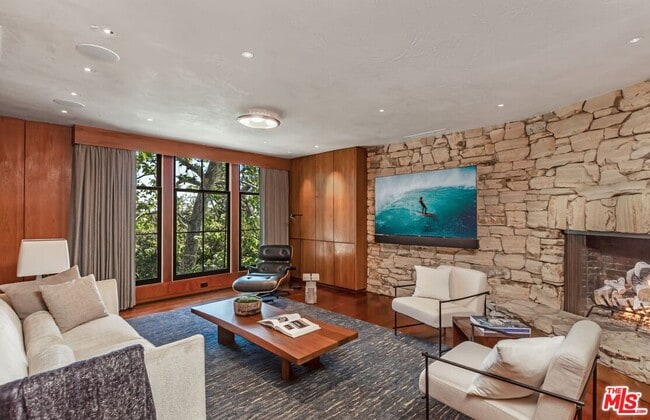 Building Photo - 400 Toyopa Dr