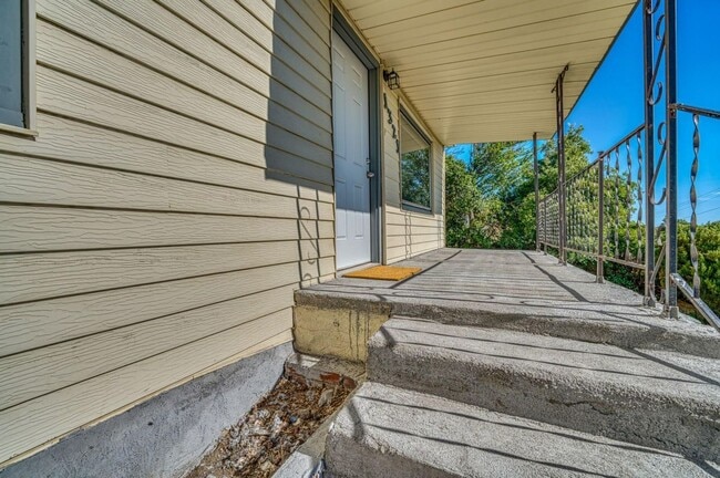 Building Photo - 4 bedroom 2 bath Home