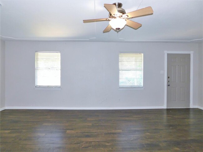 Building Photo - 720 Chisholm Trail