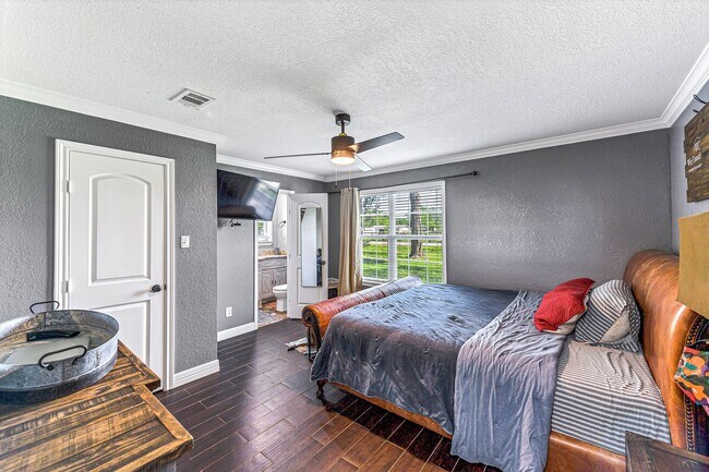 Primary Photo - 215 Little Dogie Rd