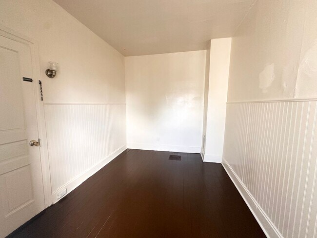 Building Photo - 4 Bedroom 1 Bathroom w/Garage in York City!