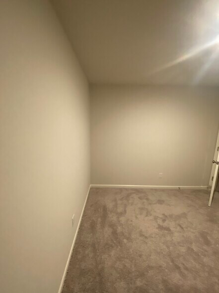 Building Photo - 427 Silo Ct