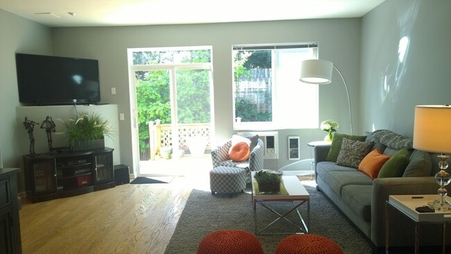 Building Photo - Beautiful Murrayhill Townhome with Dual Primary Suites & Private Backyard!