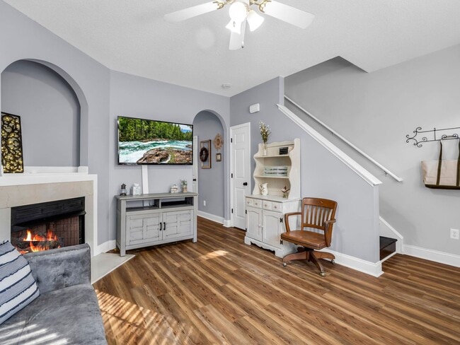 Building Photo - Cute- two bedroom townhome