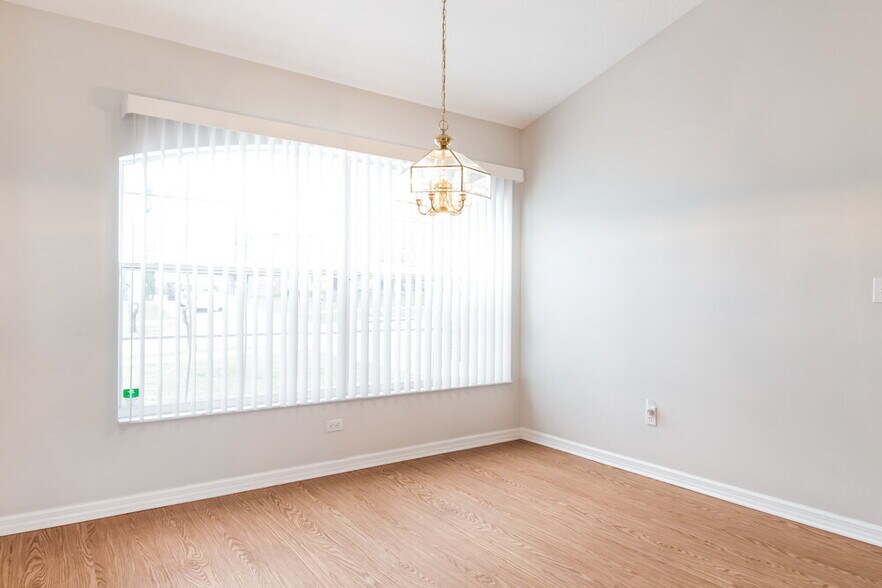 Building Photo - 819 Shore Breeze Way