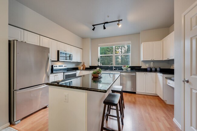 Building Photo - 2 bd 1.75 bath Lynnwood Townhome  availabl...