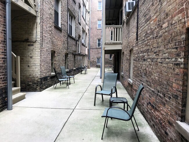 Building Photo - 209 Chicago Ave