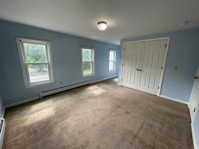 Building Photo - Spacious, two-story 3-bedroom apartment in Adams!