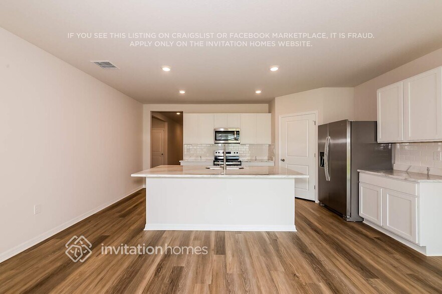 Building Photo - 8021 Majestic Palms Ct