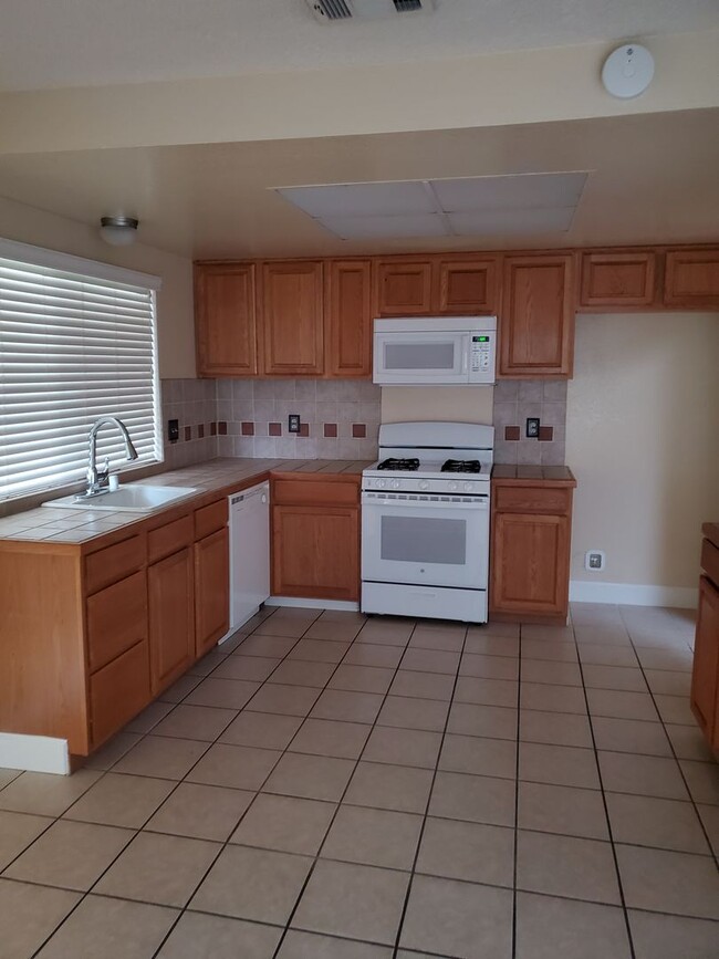 Building Photo - 3 bedroom 2 bath with Pool Off of Oakdale Road