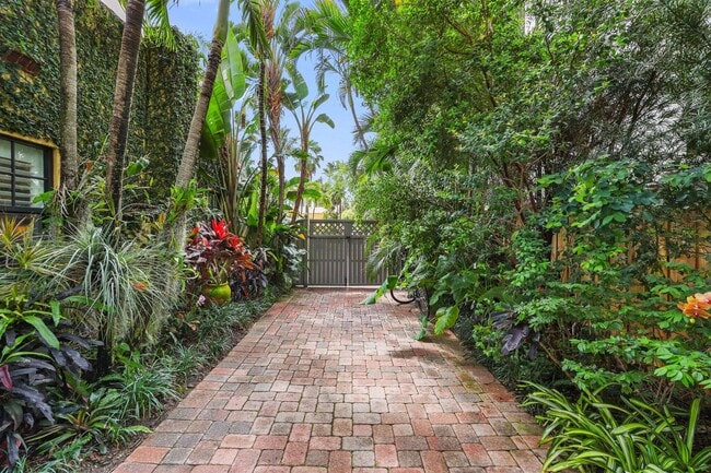 Building Photo - 605 Sunset Rd