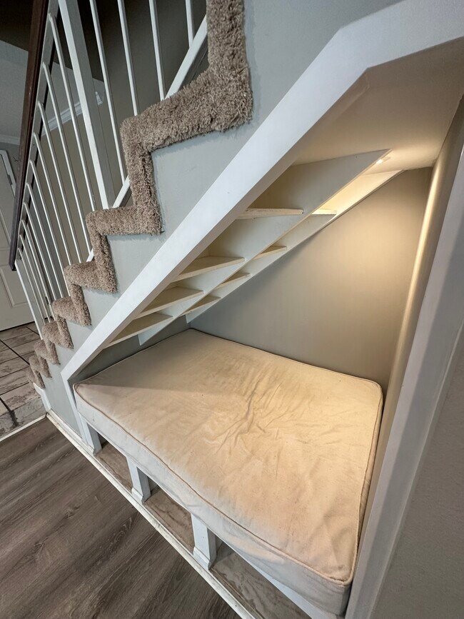 Building Photo - 917 W State St