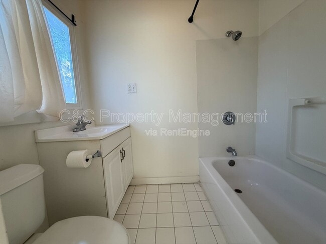 Building Photo - 758 Lily St