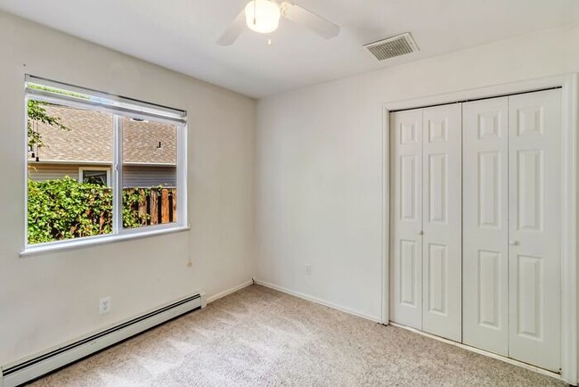 Building Photo - 3 bedroom home with fenced yard and garage...