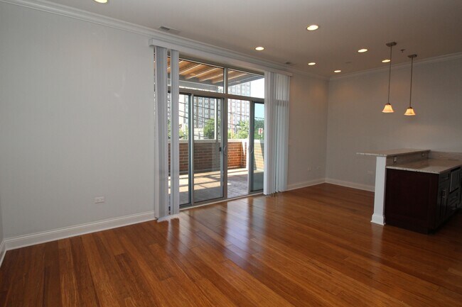 Building Photo - 1609 W Warren Blvd