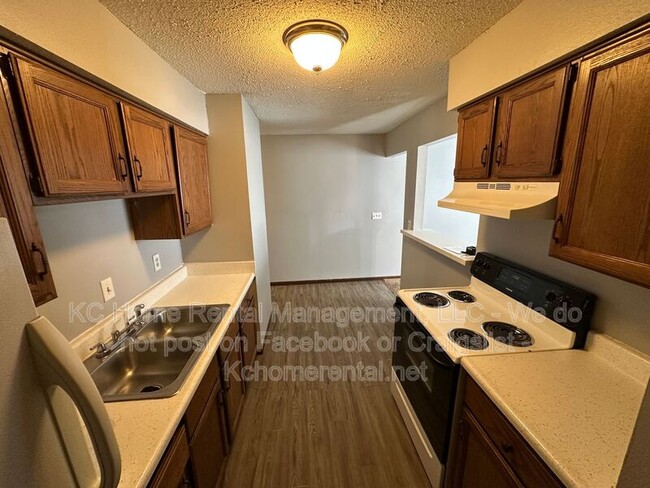 Building Photo - 561 N Somerset Terrace