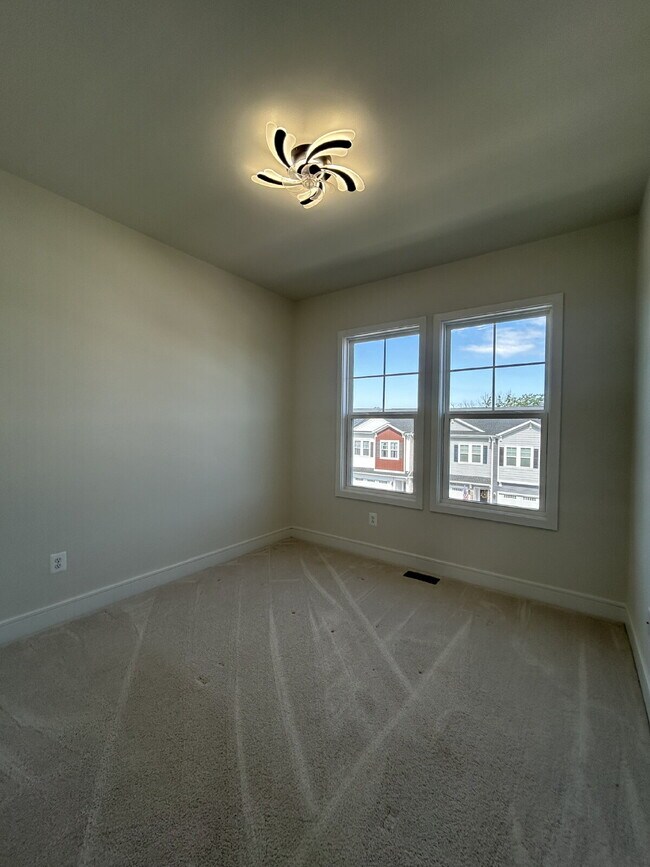 Building Photo - Upgraded 3BR End-Unit Townhome | 3.5 Baths | Garage | Lake Frederick