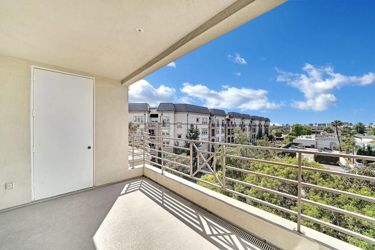 Building Photo - 2233 Martin, 405