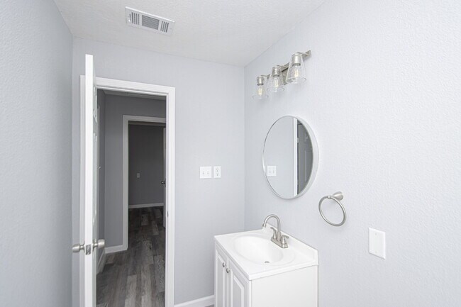 Building Photo - Live Better for Less – Updated 2BR Apartment in Benton, AR!