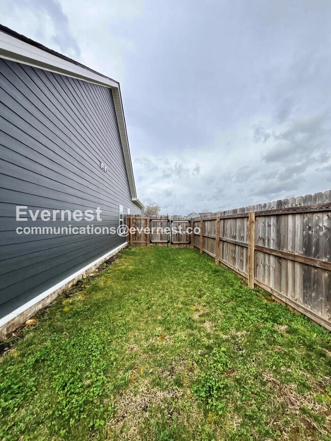 Building Photo - Limited Time Special Offer / 4 Bed, 2 Bath Home with Fenced Yard & Garage / Pet-Friendly / Vouche...