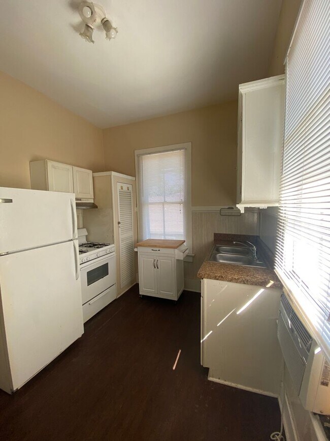 Building Photo - 2 Bedroom Available in the University Area!