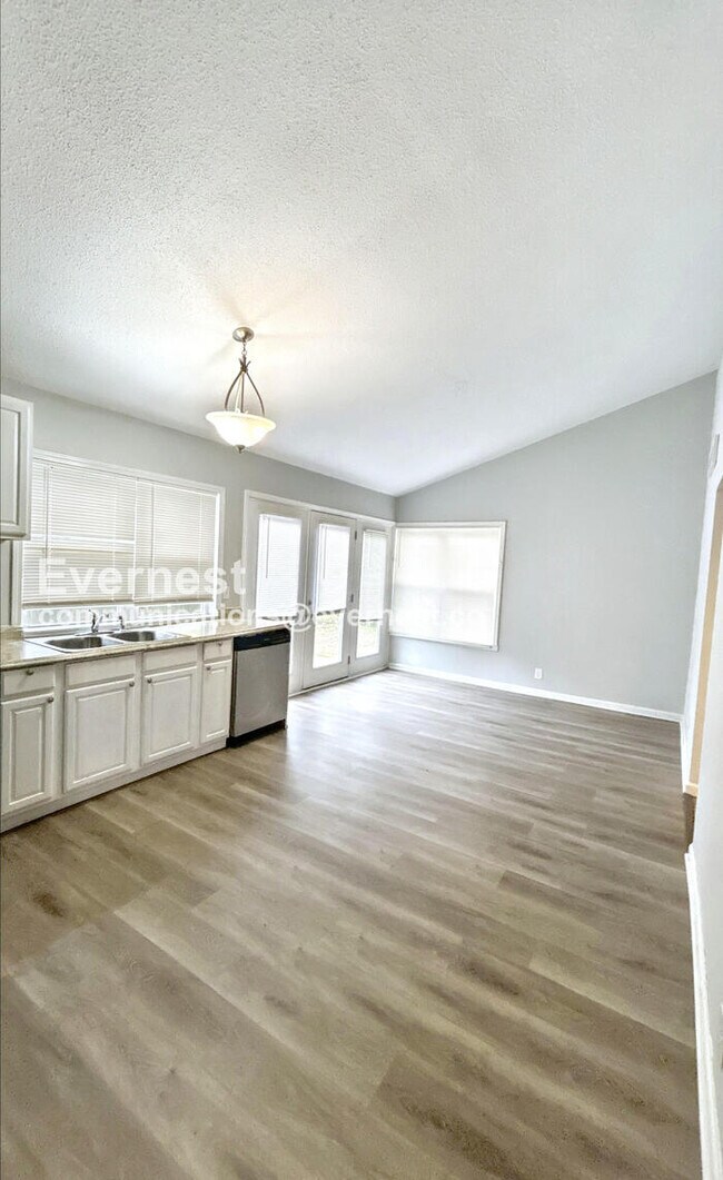 Building Photo - 3 Bed, 2 Bath Home with Carport / Pet-Frie...