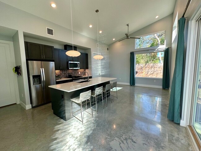 Building Photo - 5008 Lott Ave