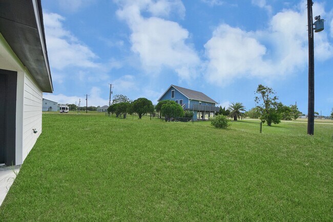 Building Photo - 688 Swallow Dr