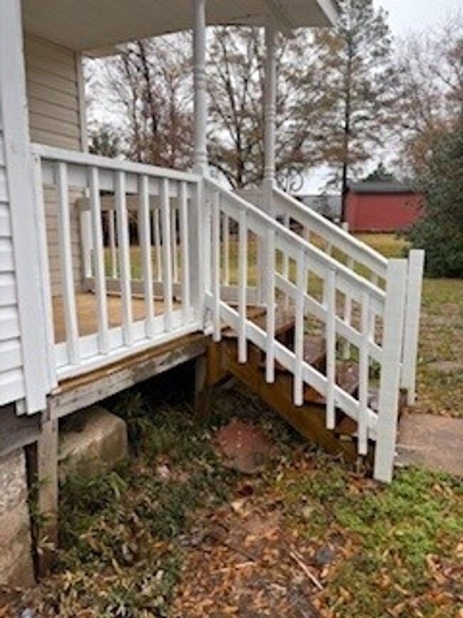 Building Photo - Lovely 3 Bed/2 Bath House $1,500.00 Roebuc...