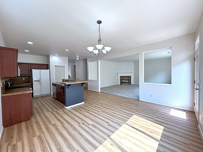 Building Photo - Beautifully appointed 4-Bedroom 2-bathroom...
