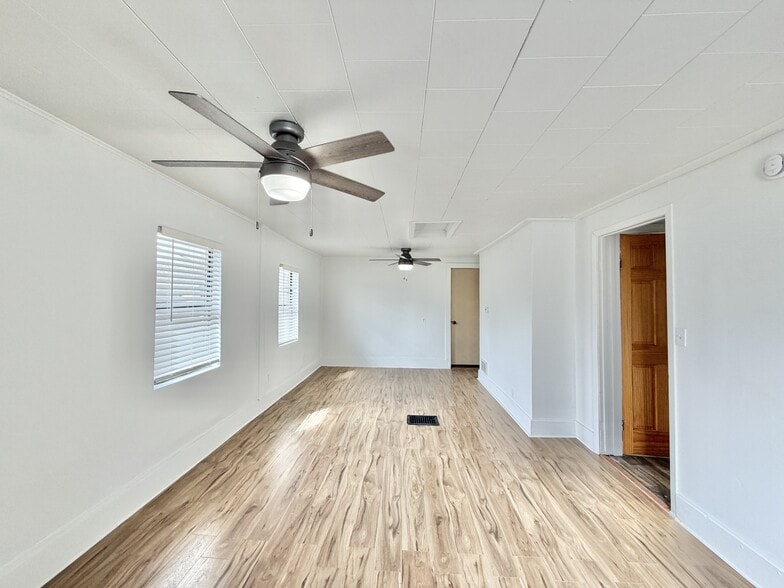 Building Photo - 425 S Jackson St