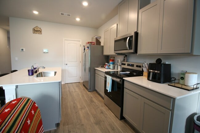 Building Photo - 220 Dale Mires Ln