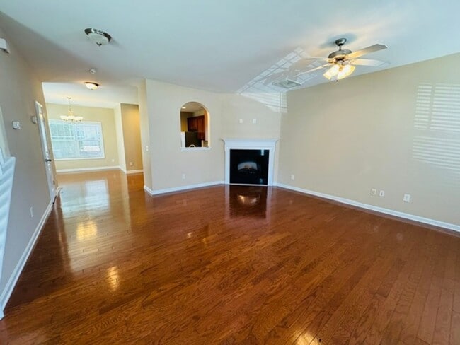 Building Photo - Gorgeous 3 Bedroom Townhome - Ready and Available