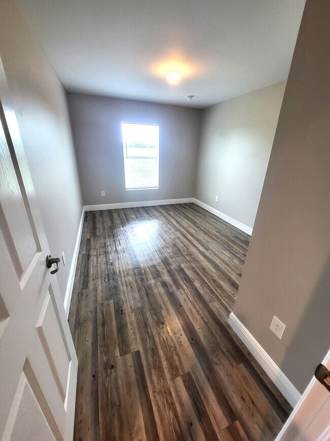 Building Photo - 5012 Dolphin Ct