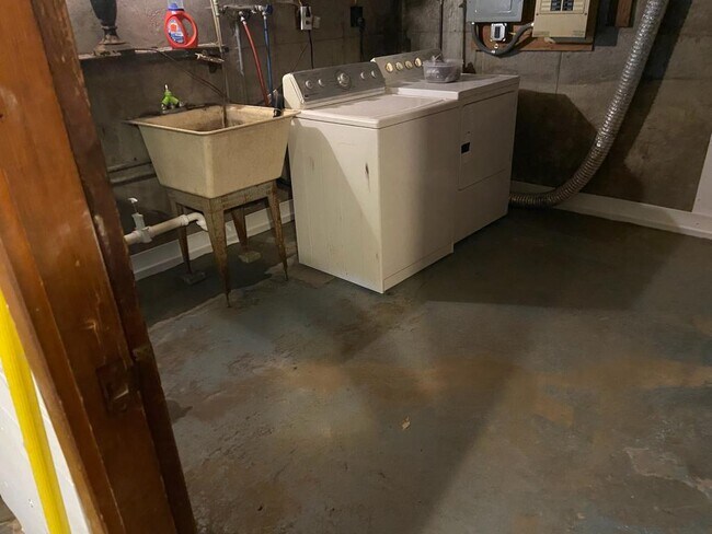 Building Photo - 758 S Huth Rd