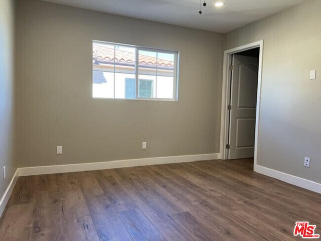 Building Photo - 334 Stepney St