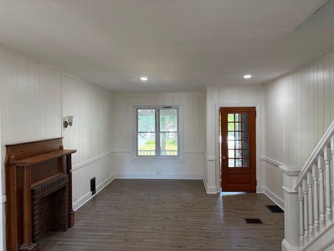 Building Photo - Charming 3 Story Brick Townhome Now Available