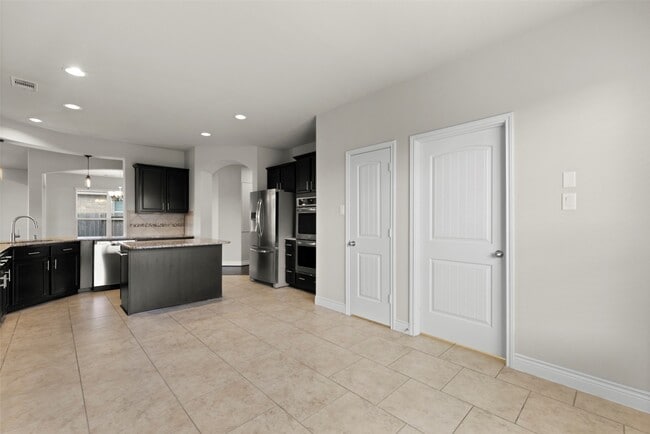 Building Photo - 5619 S Denham Ridge Ln
