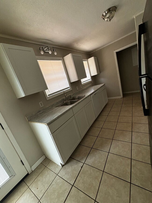 Building Photo - 709 Fleming Rd