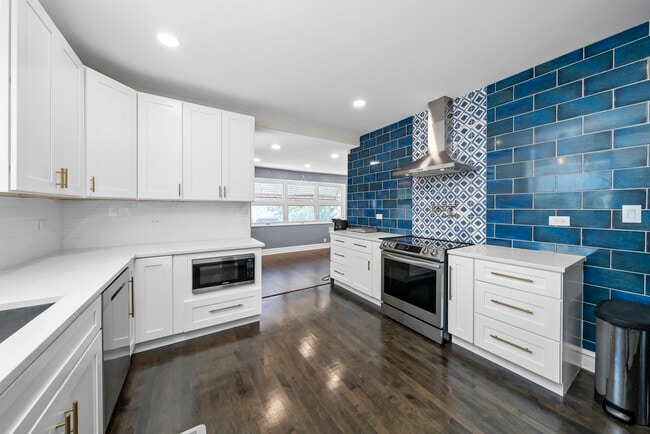 Building Photo - 7901 W Elmgrove Dr