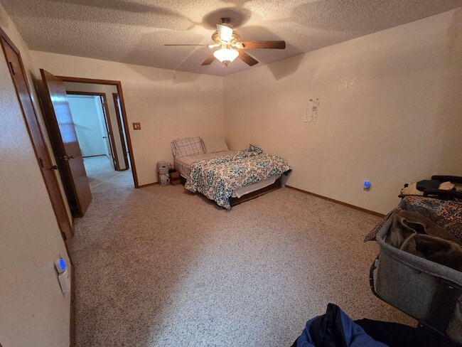 Building Photo - Large 4 Bdrm/3 Bath Home Close to Holloman AFB