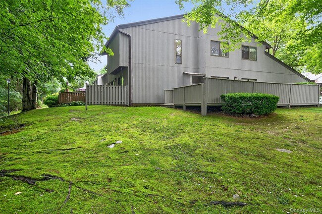 Building Photo - 7 Meadowood Dr