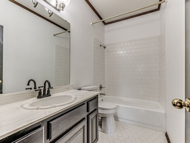 Building Photo - Spacious Home + East Edmond + 4 bedrooms