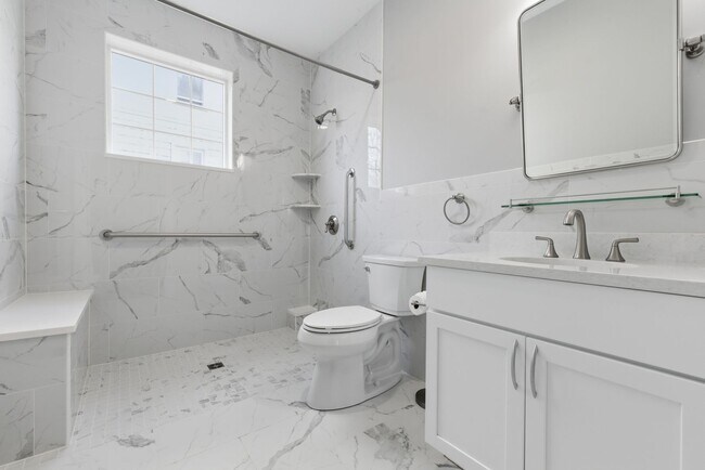 Building Photo - 19 Simon St