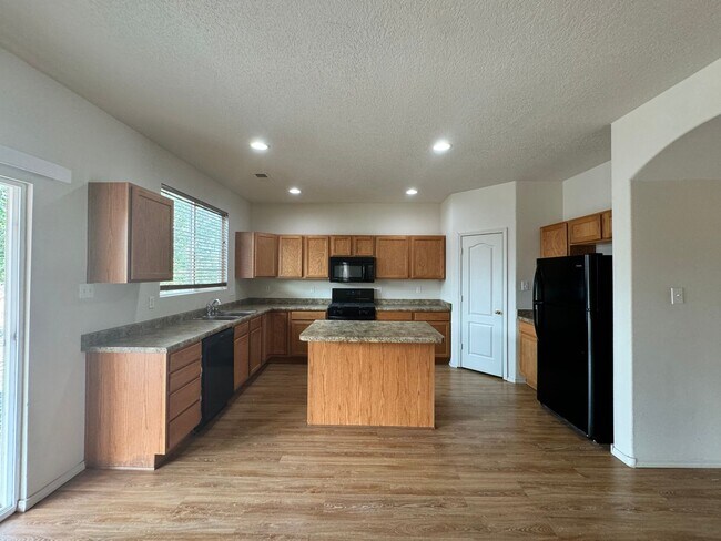 Building Photo - 4 bed 2.5 bath home in Huning Ranch