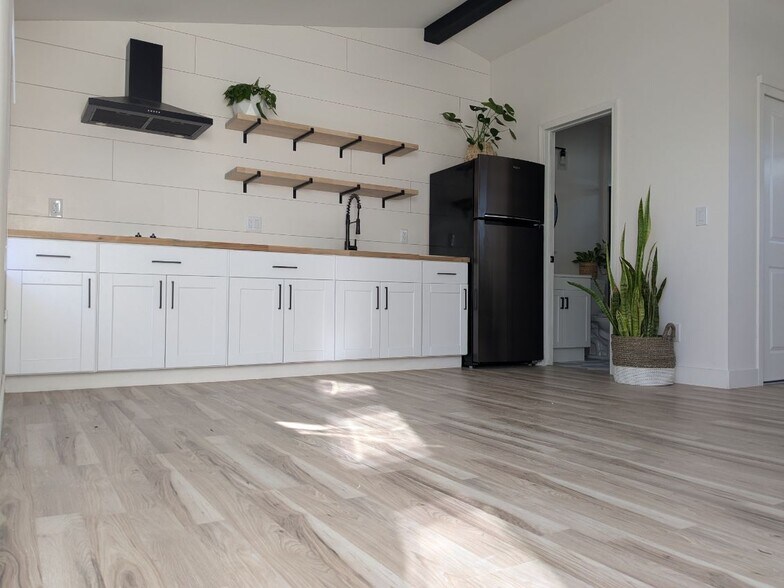 Building Photo - 8422 Highwood Dr