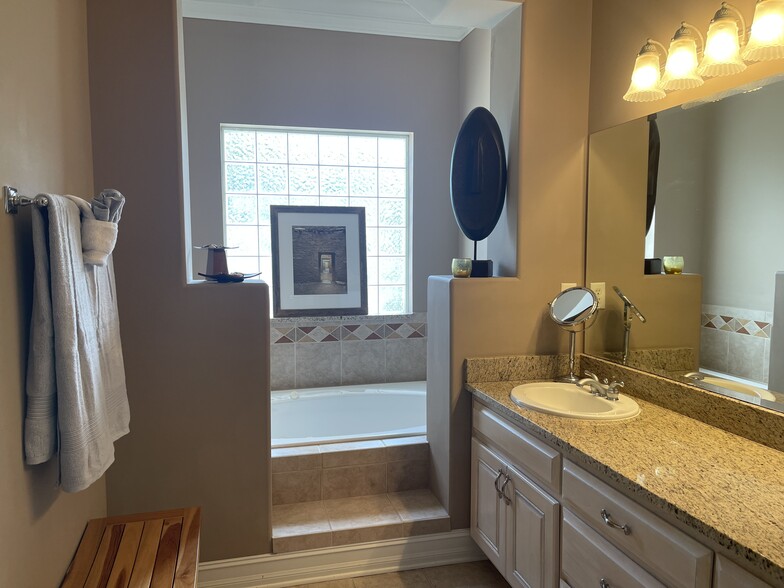 Primary bathroom w jacuzzi tub - 365 Royal Caribbean Ct