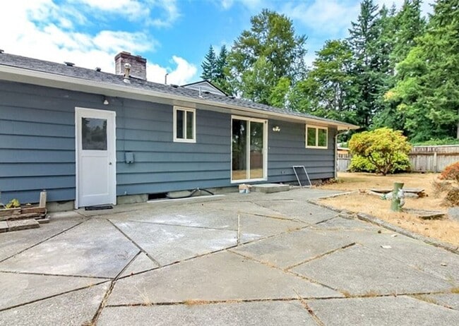 Building Photo - Beautiful 3 Bedroom Home on Spacious Lot in Federal Way