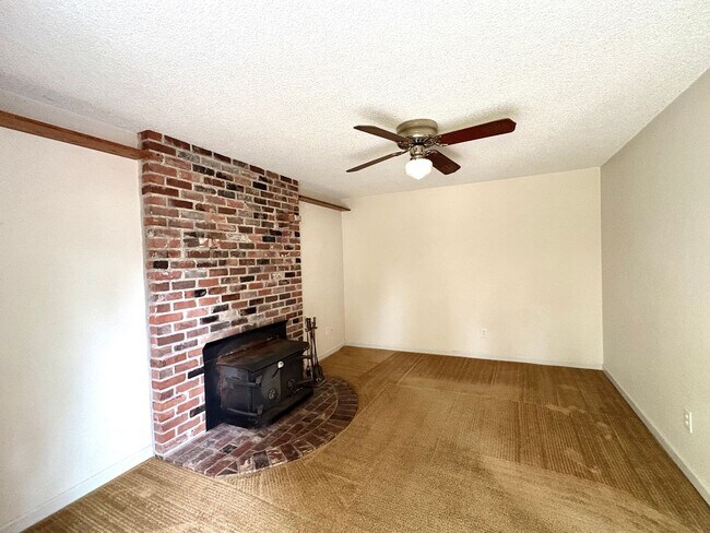 Building Photo - Spacious 3-Bedroom Home with Large Deck